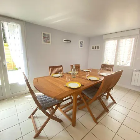 Pleasant Home, 200m From The Beach, St Pair-sur-mer 펜션 *